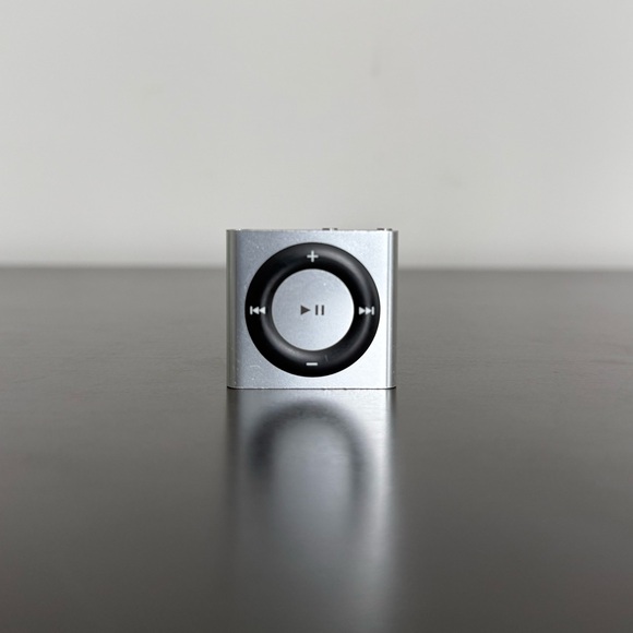 Apple | iPod Shuffle (4th Generation) Silver - 2GB - Picture 1 of 5